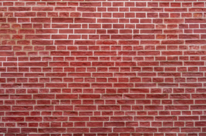 Les secrets d’un mur en brique rouge parfaitement peint